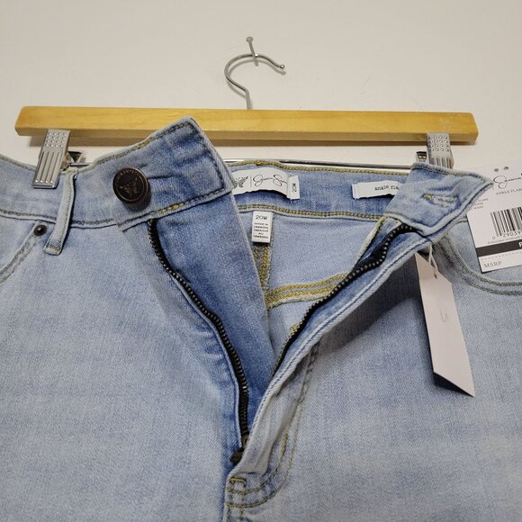 Plus Size Light Wash Flared Jeans With Floral Embroidery & Pockets 20W - Picture 11 of 11